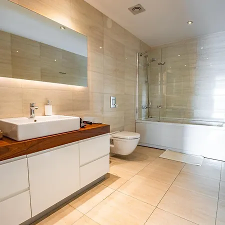 Elegant 3 Bdr With Pool, Gym & Parking * Стамбул