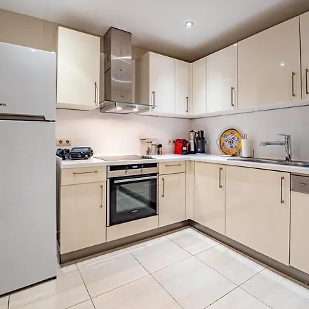 Elegant 3 Bdr With Pool, Gym & Parking דירה *