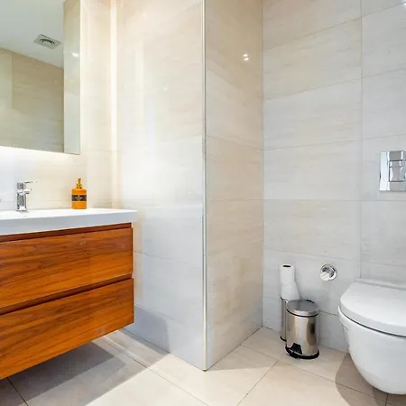 Elegant 3 Bdr With Pool, Gym & Parking דירה *